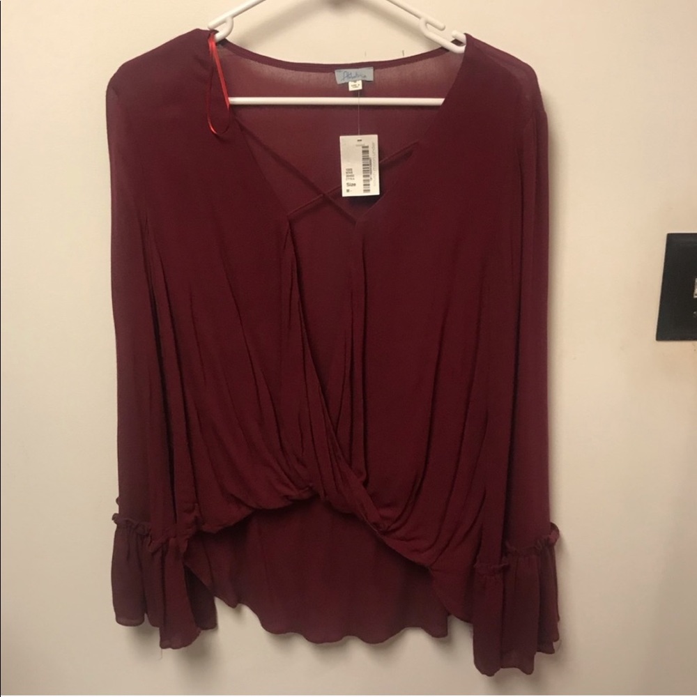 🍷 South Moon Under burgundy top!